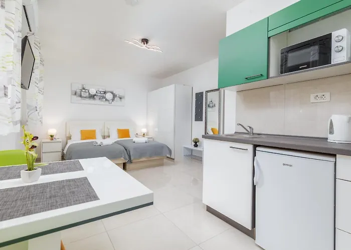 Marine Lux 아파트 풀라